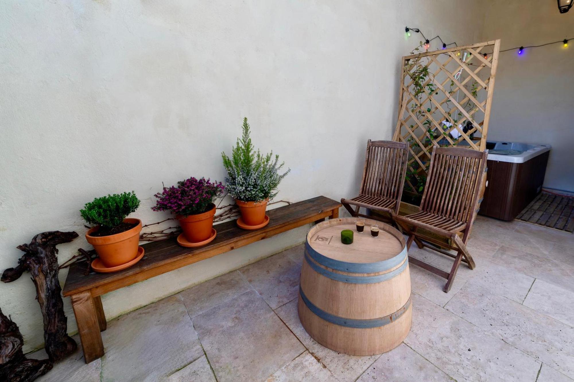Suite Grand Cru - Spa & Terrasse Arveyres Exterior photo